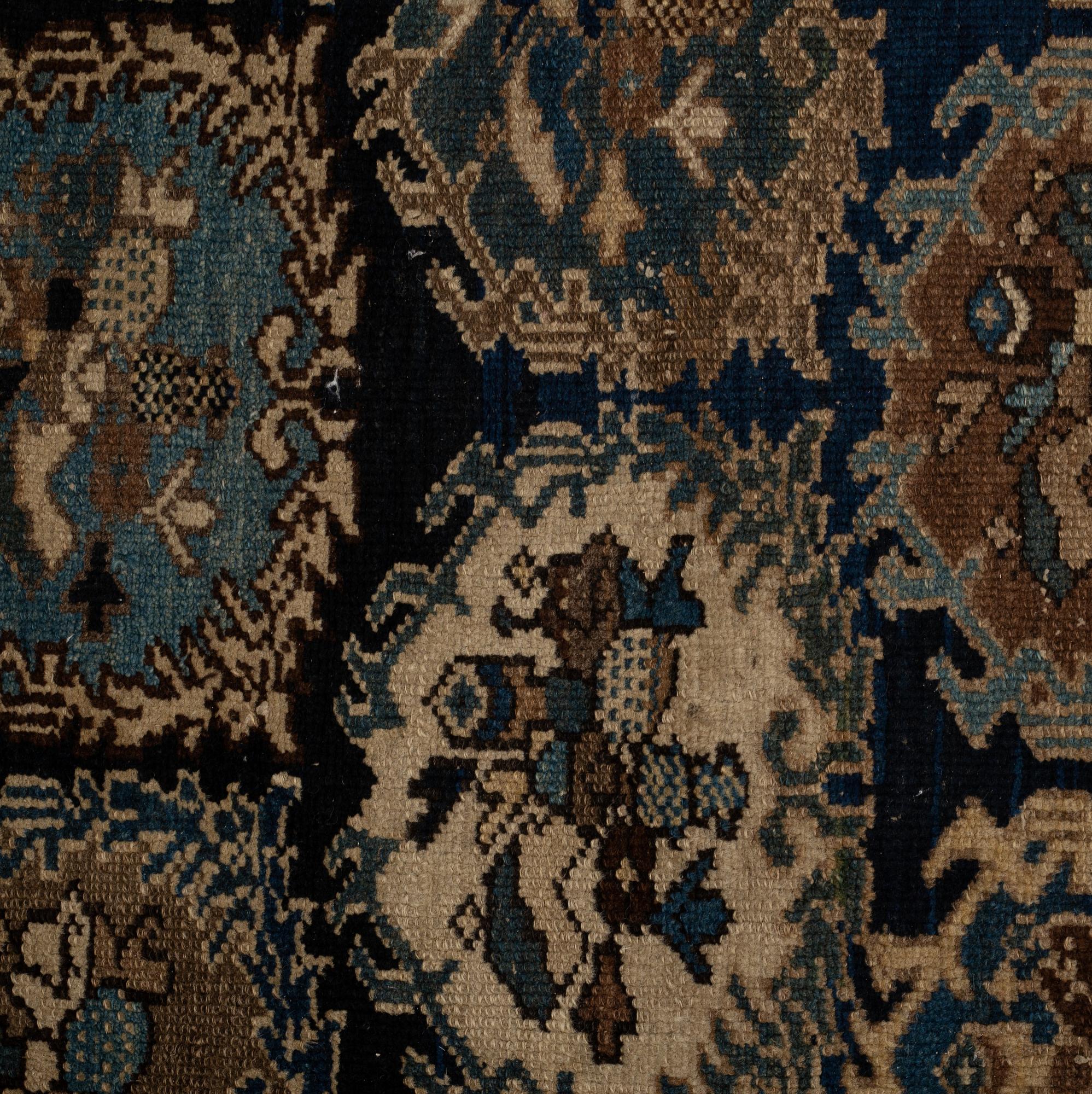 MATTO, an antique/a semi-antique Northwestern Persian, ca 158-159 x 124-126,5 cm.