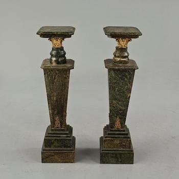 PIEDESTALER, ett par, 1900-talets fjärde kvartal.