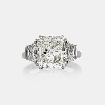 819. A 6.51 ct radiant-cut diamond ring. Quality H/VVS1 according to HRD certificate.