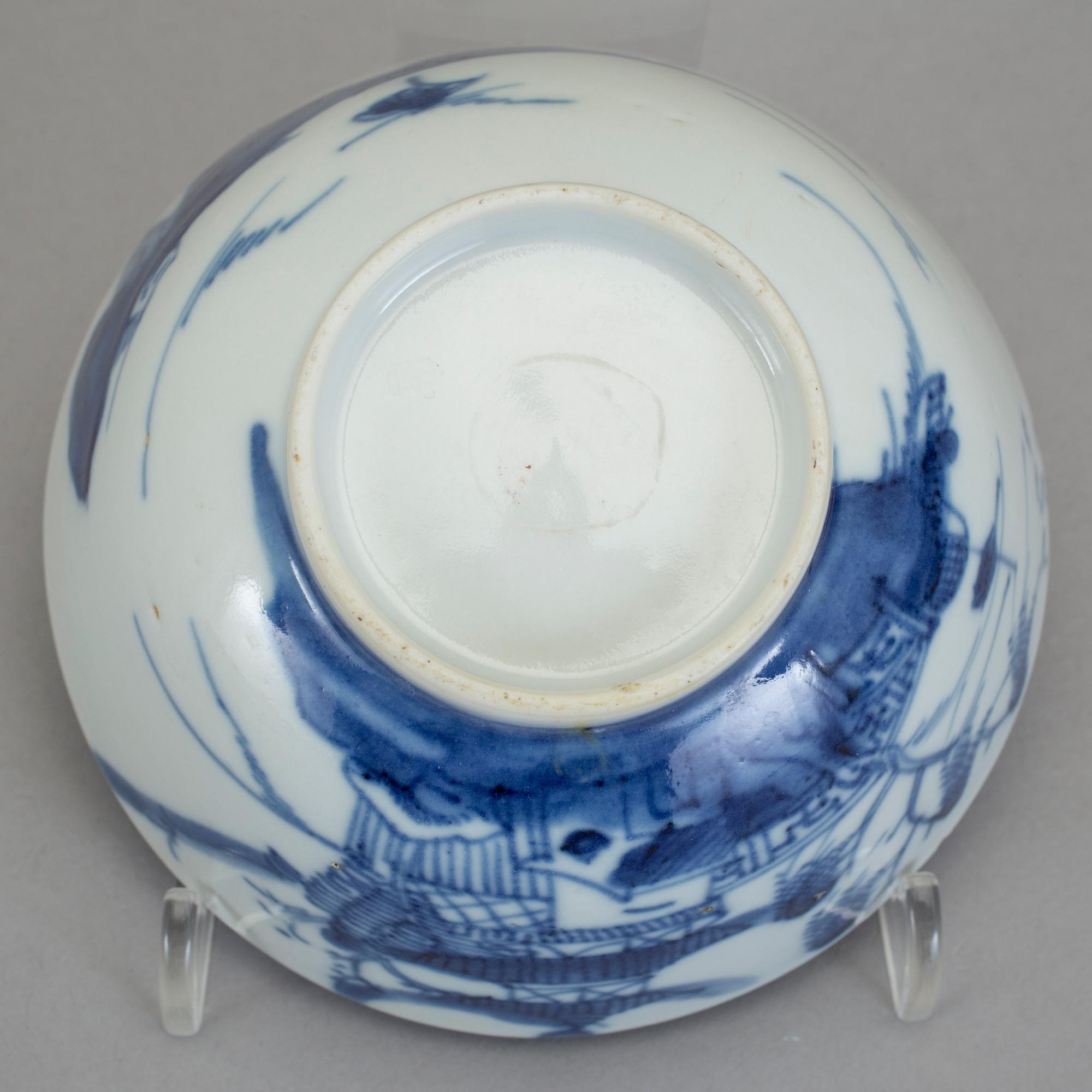 KOPPAR MED FAT, 7 stycken snarlika, porslin, Kina Jiaqing (1796-1820).