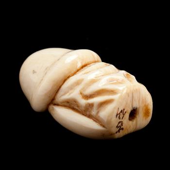 EROTISK NETSUKE, ben.  Kina, omkring 1900.