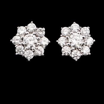 ÖRHÄNGEN, 1 par, 18 k vitguld, briljantslipade diamanter tot ca 1.45 ct.