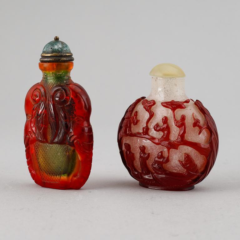 A set of two peking glass snuff bottles with stoppers, Qing dynasty, 20th Century.