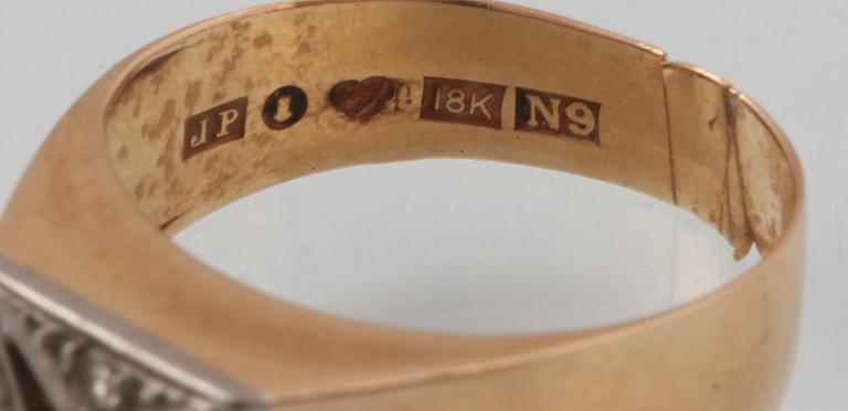 RING, 18K guld med 5 åttkantslipade diamanter, John Pettersson, Stockholm, 1963. Vikt 3,3 gram.