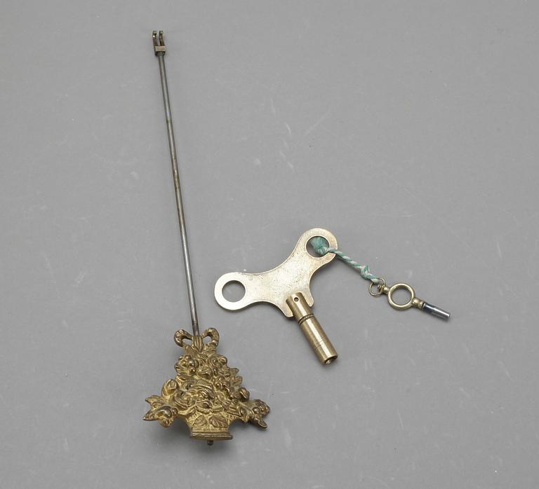 BORDSPENDYL, Louis XVI stil, omkr år 1900.