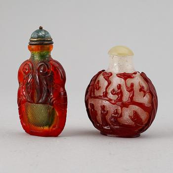 A set of two peking glass snuff bottles with stoppers, Qing dynasty, 20th Century.