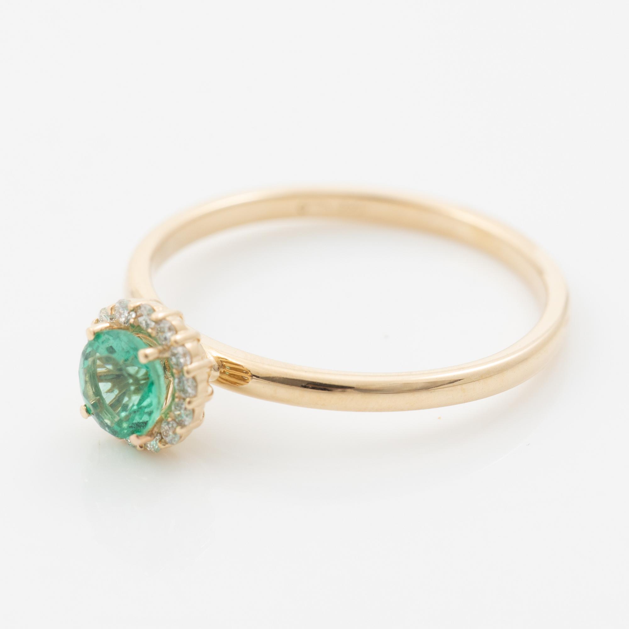 Ring in 14K gold with an emerald and small brilliant-cut diamonds.