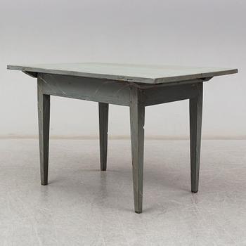 a table from the first half of the 19th century.