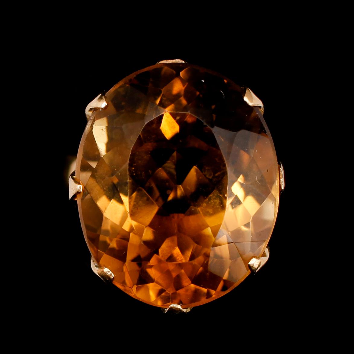 RING, 18 k guld, med röktopas. Tot vikt 11 g.