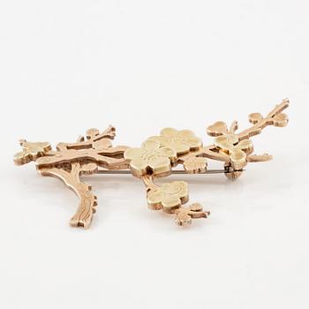 Wiwen Nilsson, brosch, i form av en kvist, förgyllt sterlingsilver, Lund 1969.