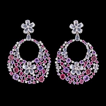 1027. A pair of multi coloured precious stone and brilliant cut diamond earrings, tot. 1.19 cts.