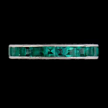RING, 18K vitguld, fasettslipade smaragder.