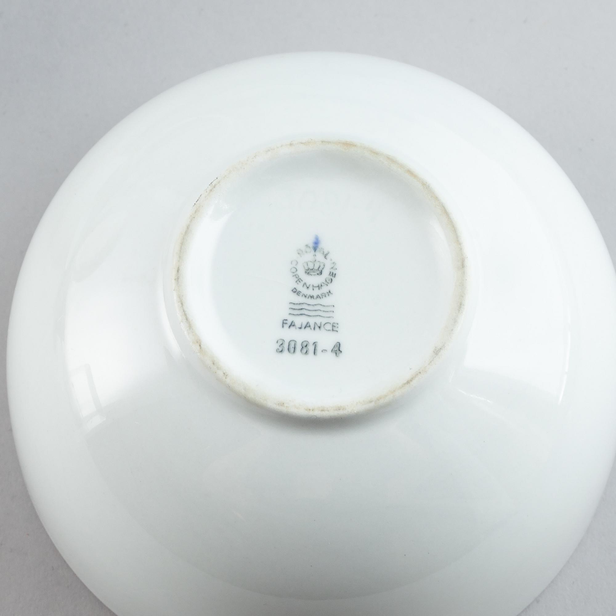 Royal Copenhagen, Servis ca 60 delar, fajans,   "Årstiderne" eller "4 all Seasons" med blå kant, 1985-90, Danmark.