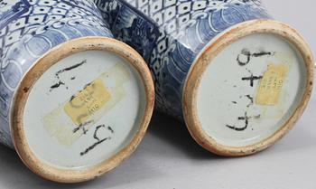 BORDSLAMPOR, ett par, porslin, Kina, 1700/1800-tal.