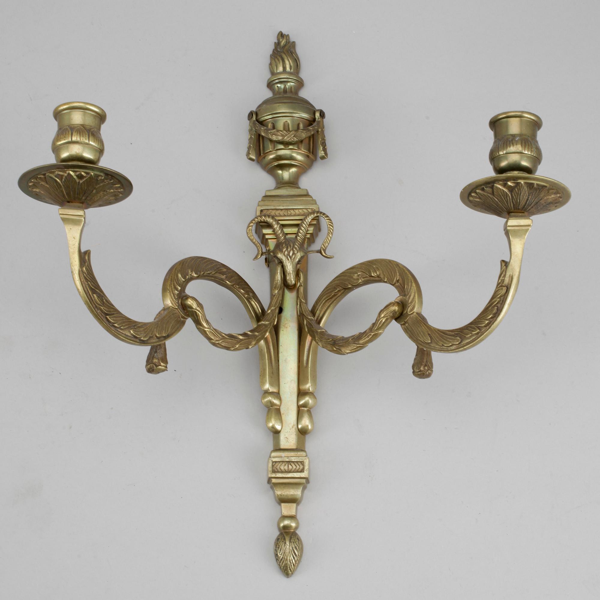 APPLIQUER, ett par, mässing, Louis XVI-stil, 1900-talets första hälft.