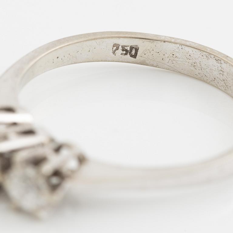 Ring, 18K vitguld med tre gammalslipade diamanter.