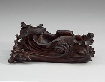 A carved wooden brushwasher, late Qing dynasty.