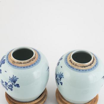 Urnor med lock, ett par, porslin, Kina, Qingdynastin, 1800-tal.