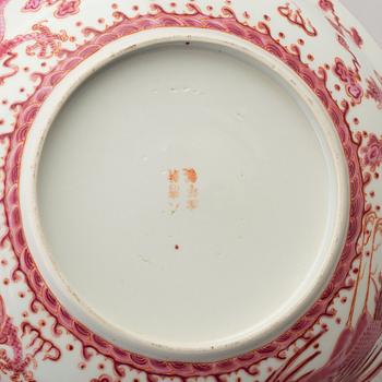 A Chinese porcelain bowl with cover, presumably early 20th century.
