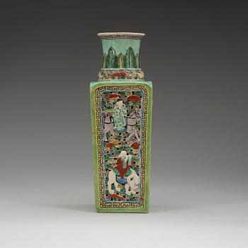 A famille verte bisquit vase, late Qing dynasty (1644-1912).