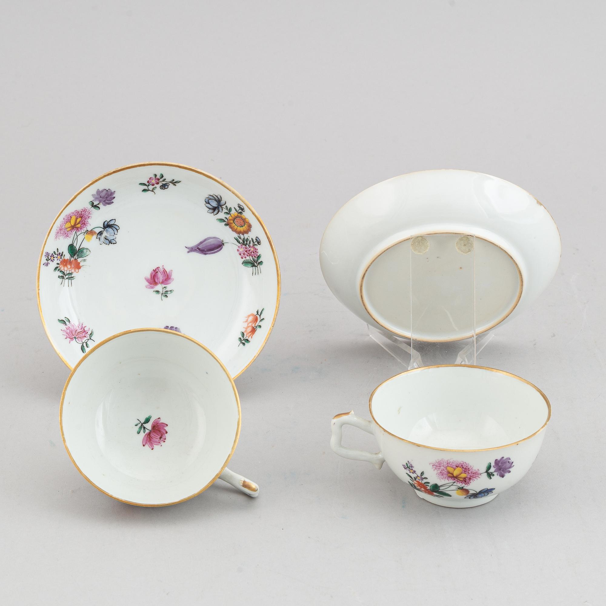 Four cups with six (4+2)dishes, Qing dynasty, 18th century.