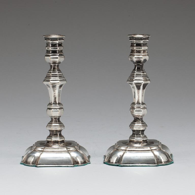 LJUSSTAKAR, ett par. Barockstil, pläter, trol. Österrike.