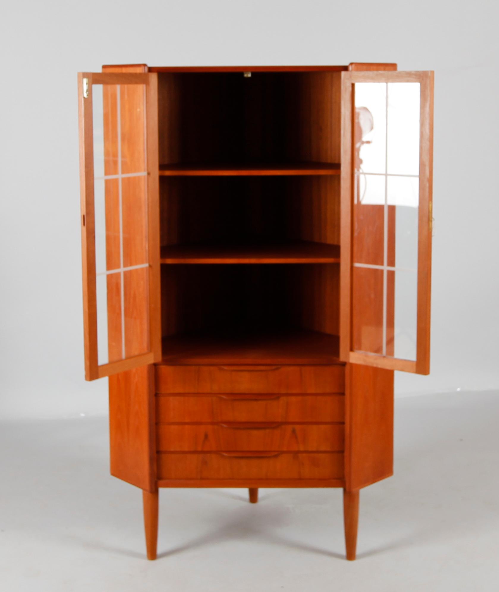 HÖRNVITRINSKÅP, Danmark, 1960-tal.