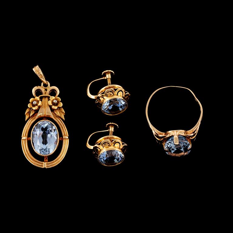 GARNITYR, 3 delar, 18k guld samt syntetiska spineller Gustav Dahlgren & Co Malmö, 1940-tal. Total vikt 11 g.