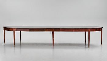 An English mahogany George III-style dining table, 19th century.