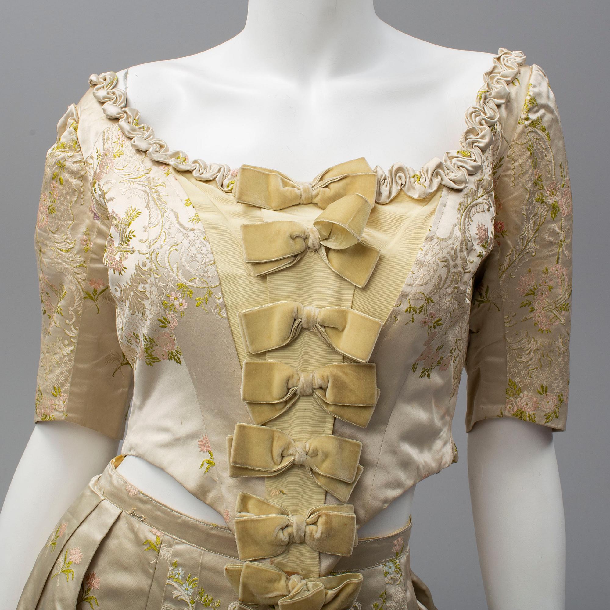 A Swedish 20th century silk dress. - Bukowskis