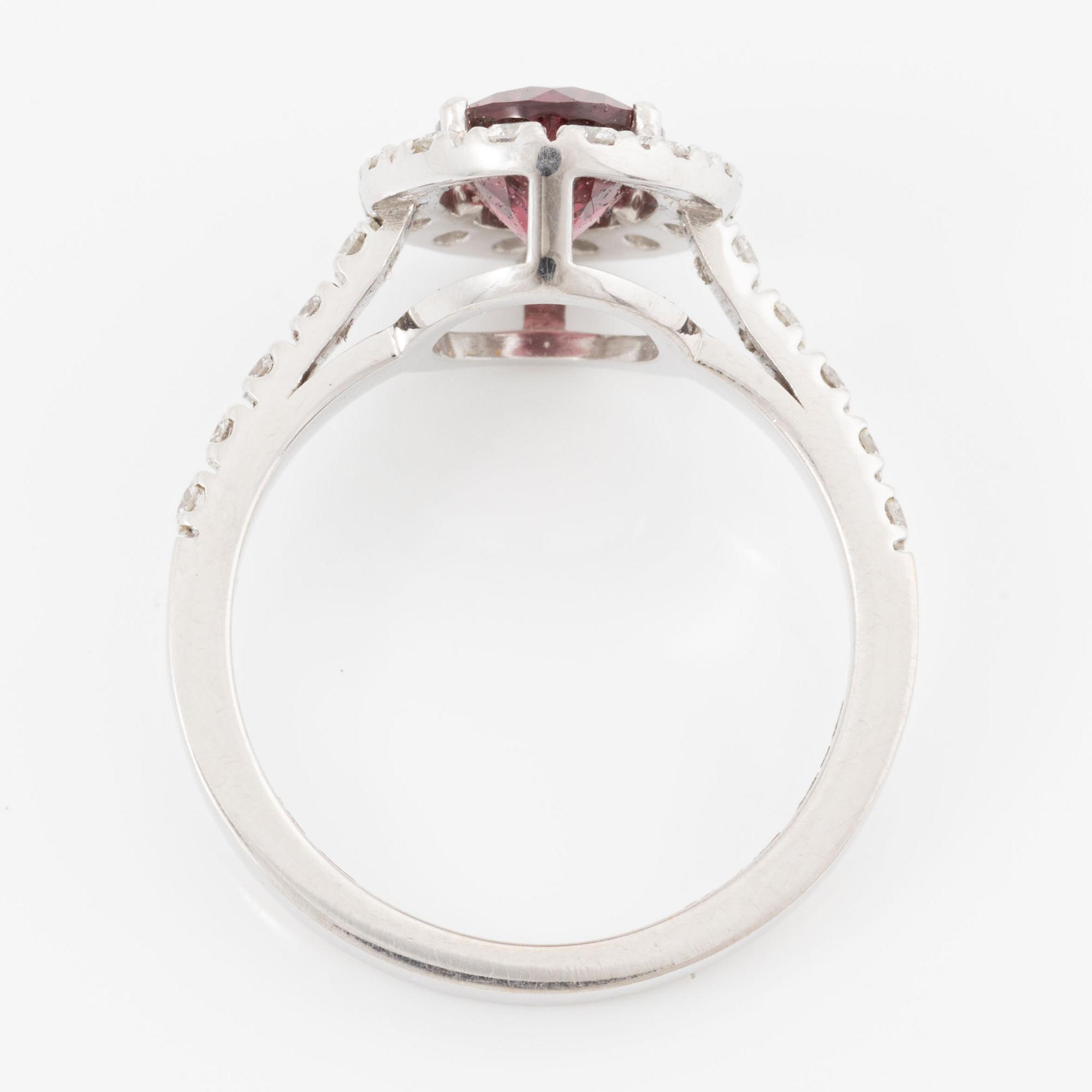 Ring, 18K white gold with pink garnet and brilliant-cut diamonds.