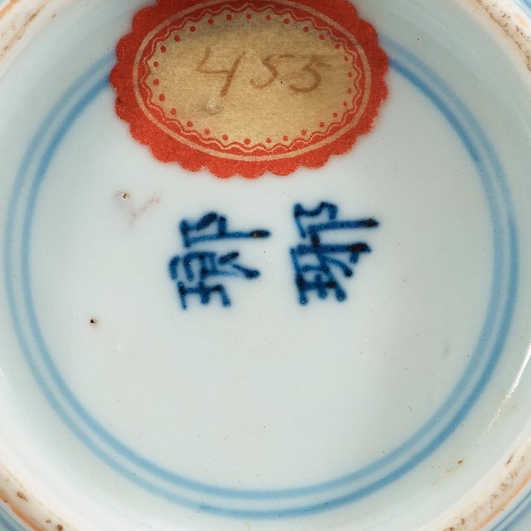 A blue and white Transitional bowl, 17th Century.