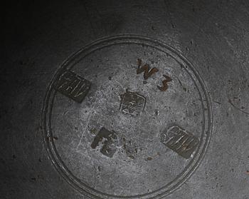 SKÄNKSTOP, 2 st, tenn, båda stämplade Gustaf Frederic Wigholm, Eskilstuna 1827 resp 1844.