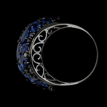 RING, 18 K svärtat/rhodinerat guld, blå kyaniter tot ca 9.95 ct, svarta diamanter tot ca 0.74 ct.