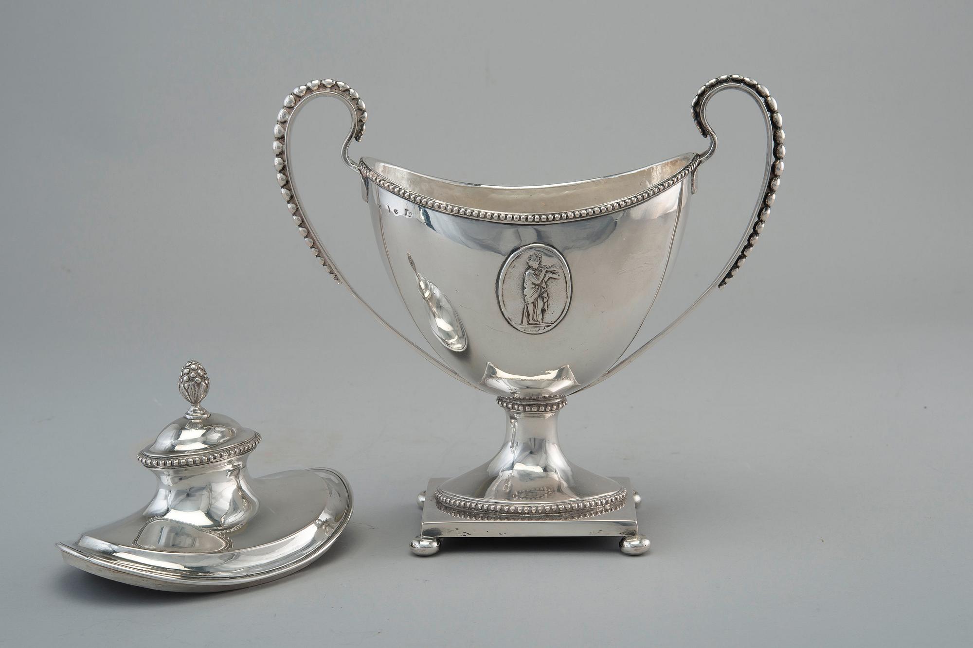 SOKERIKKO, hopeaa. Petter Eneroth Tukholma 1791. Höjd 22 cm, vikt 555 g.