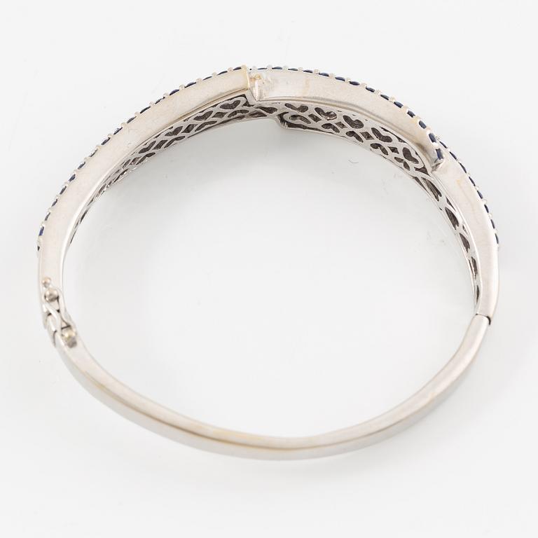 Armring 18K vitguld med baguetteslipade diamanter och blå safirer.