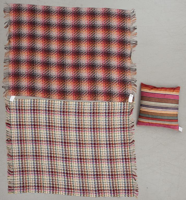 PLÄDAR, 2 stycken samt KUDDE, Missoni, 1900-talets andra hälft.