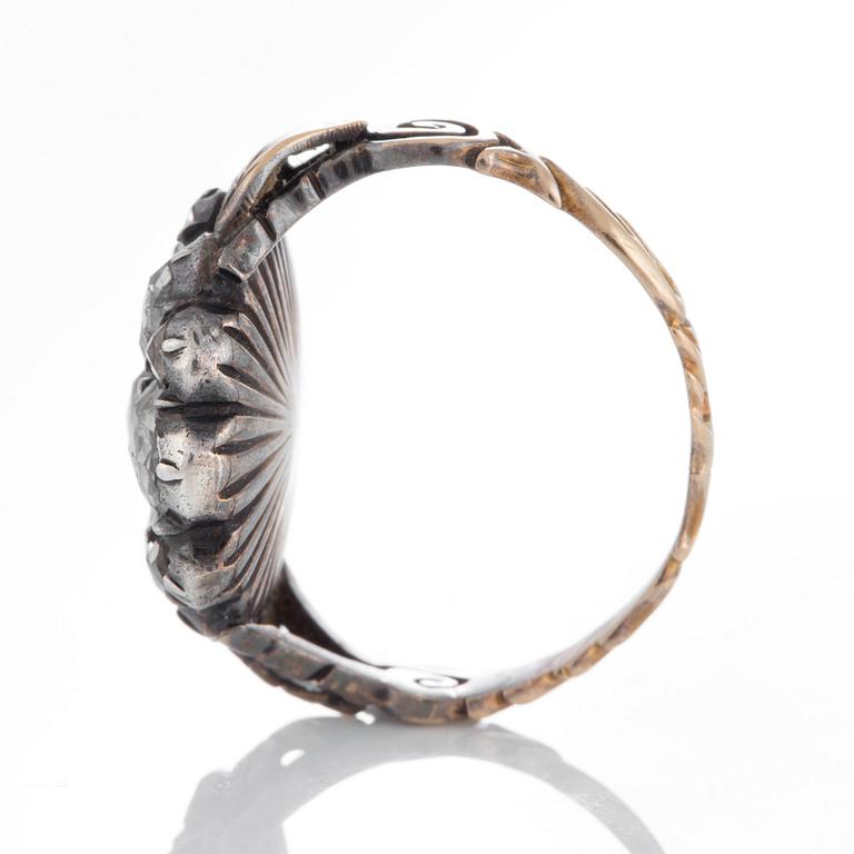 Ring med rosenslipade diamanter.