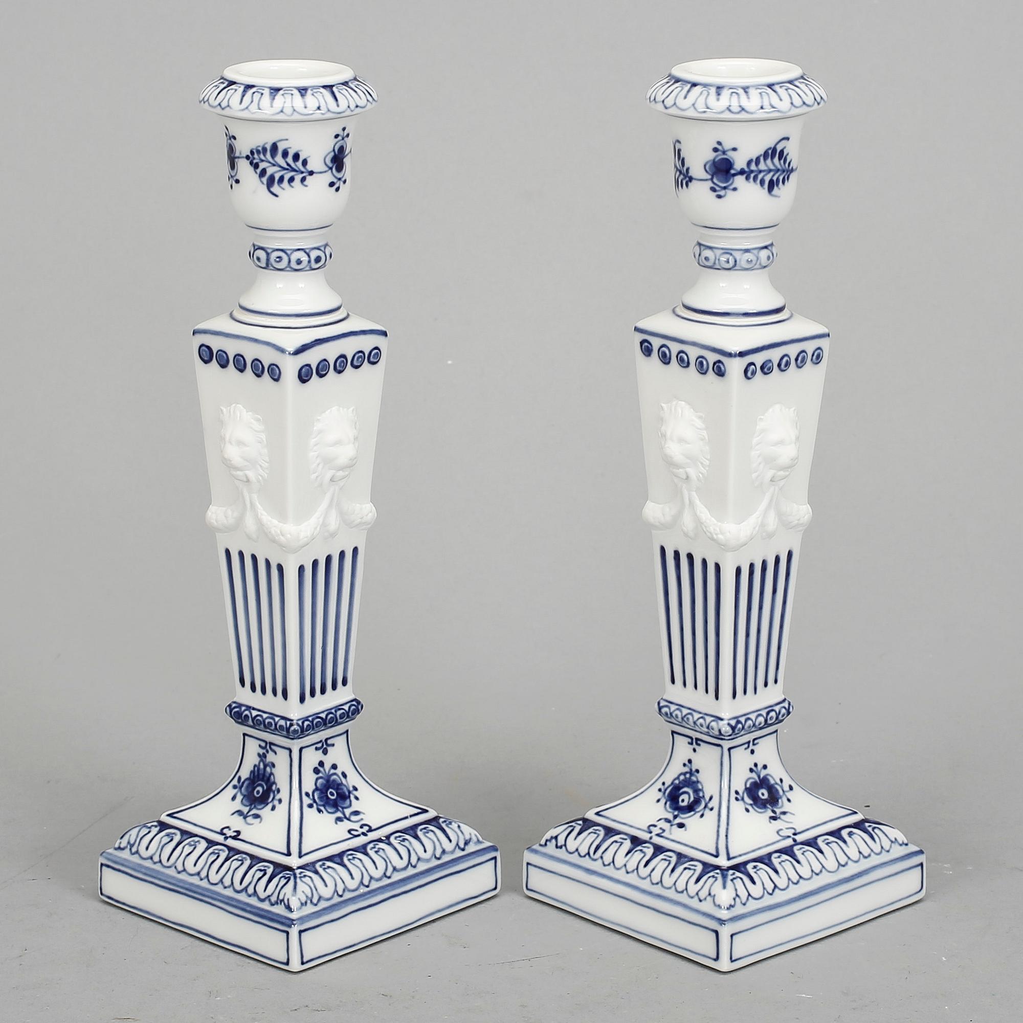 LJUSSTAKAR, ett par, porslin, "Musselmalet", Royal Copenhagen, 1900-tal.