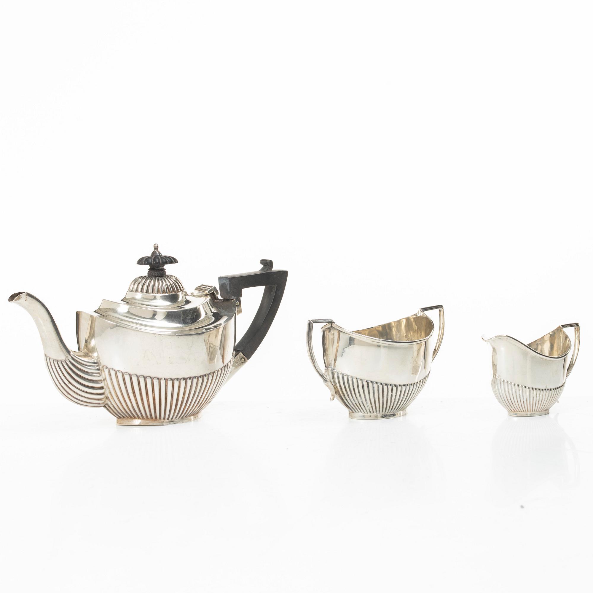 A British three piece silver tea set, mark of Williams (Birmingham) Ltd, Birmingham 1902.