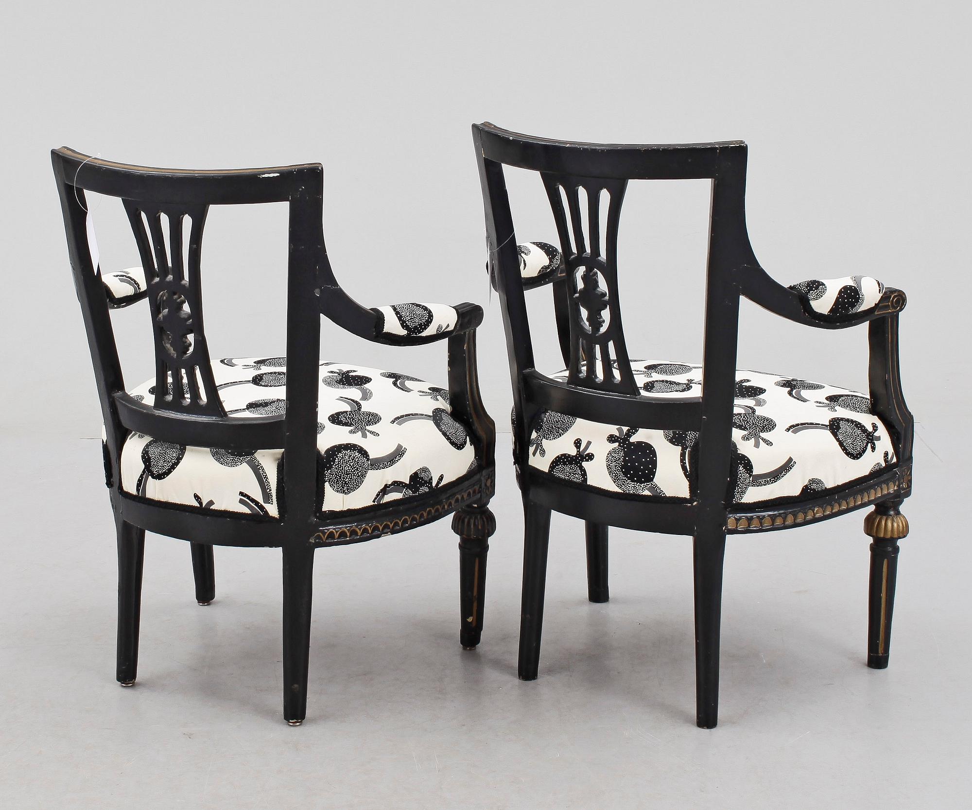 KARMSTOLAR, 2 st snarlika, gustavianska, 1700-tal.