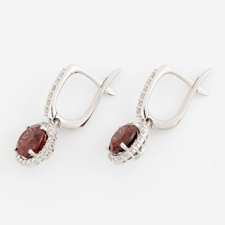 Örhängen 18K vitguld med granater och briljantslipade diamanter.