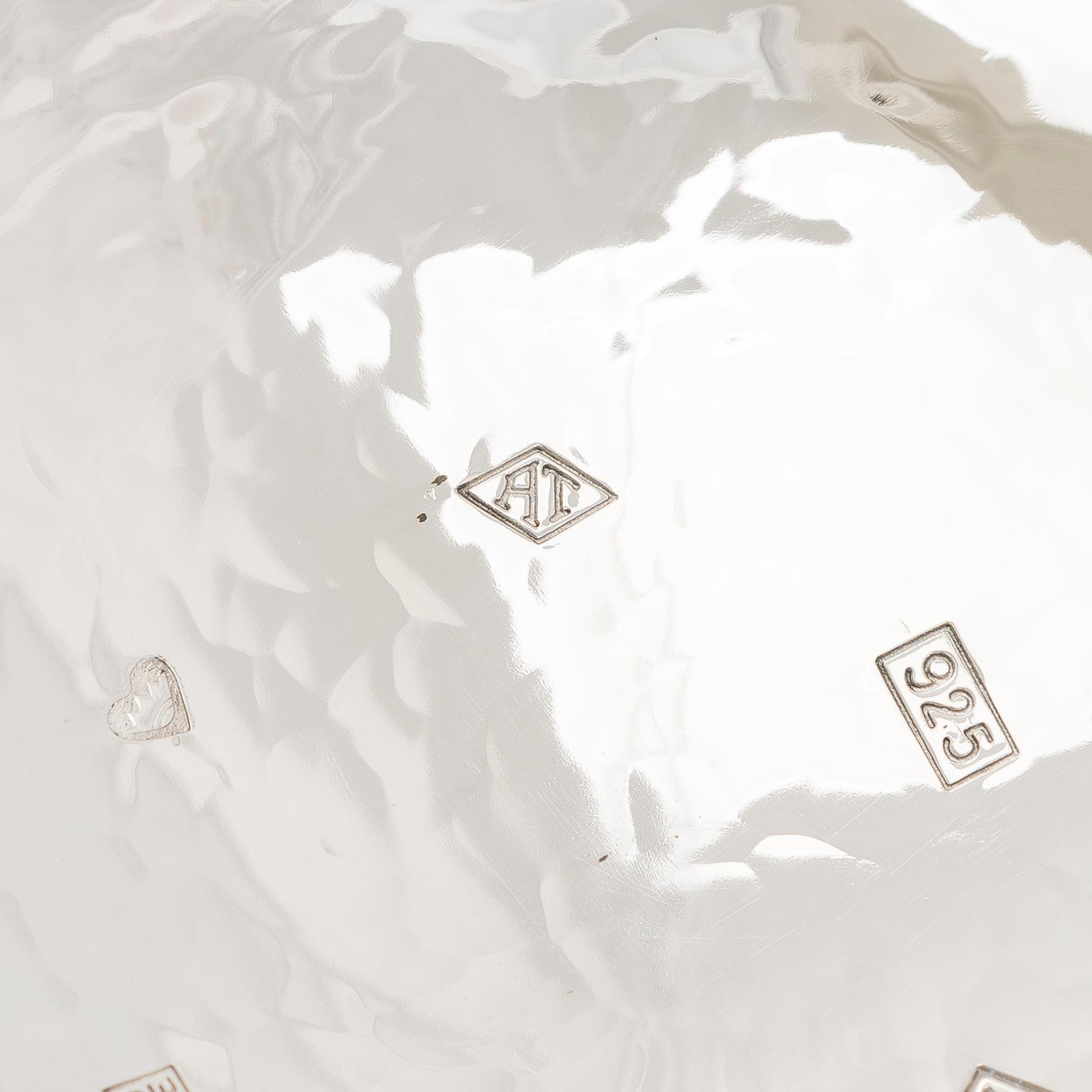 A. Tillander, malja, sterlinghopeaa ja emalia. Turku 2005.