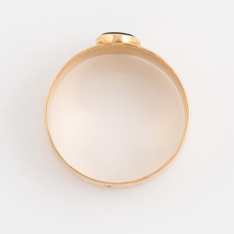 18K gold, onyx and seed pearl ring.