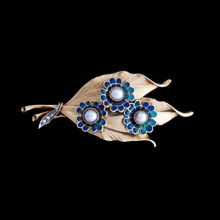 BROOCH, enamel work and half pearls.