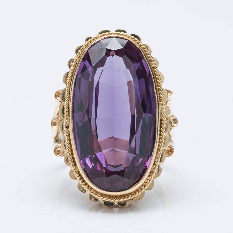 A synthetic alexandrite ring, 18K gold.