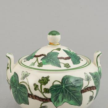A part 'Napoelon Ivy' dinner and coffee service, Wedgwood, England, second half of the 20th century (53 pieces).