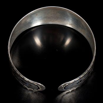 ARMRING, silver, niello, Dagestan/Ryssland. Vikt 21,7 g.