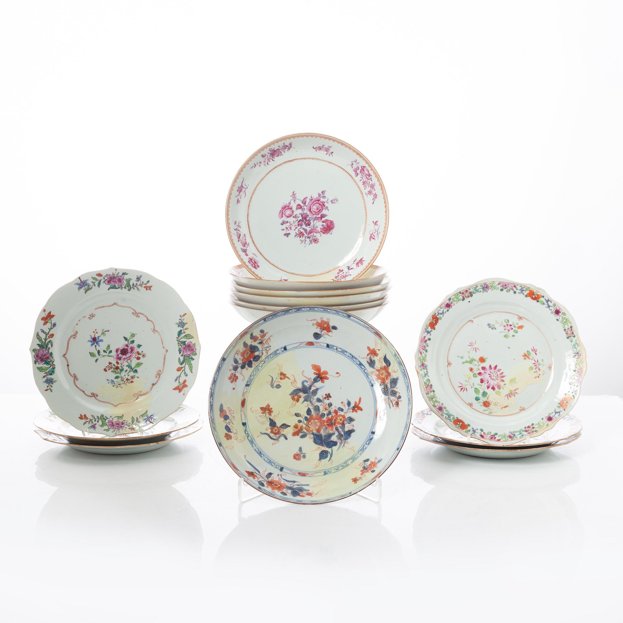 Tallrikar, 13 stycken, porslin. Qingdynastin, 1700-tal.