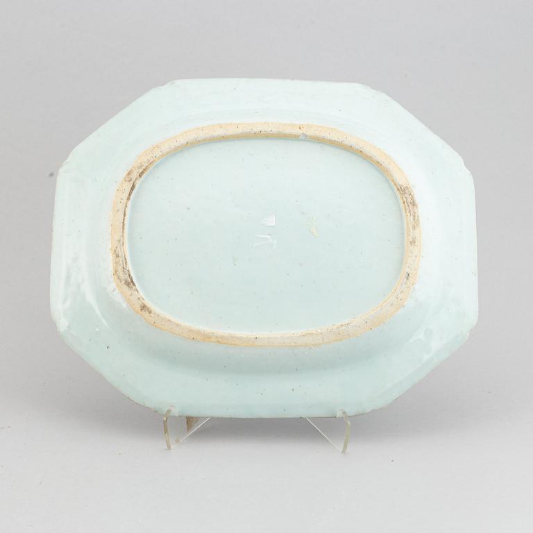 A blue and white serving dish, Qing dynasty, 19th Century.